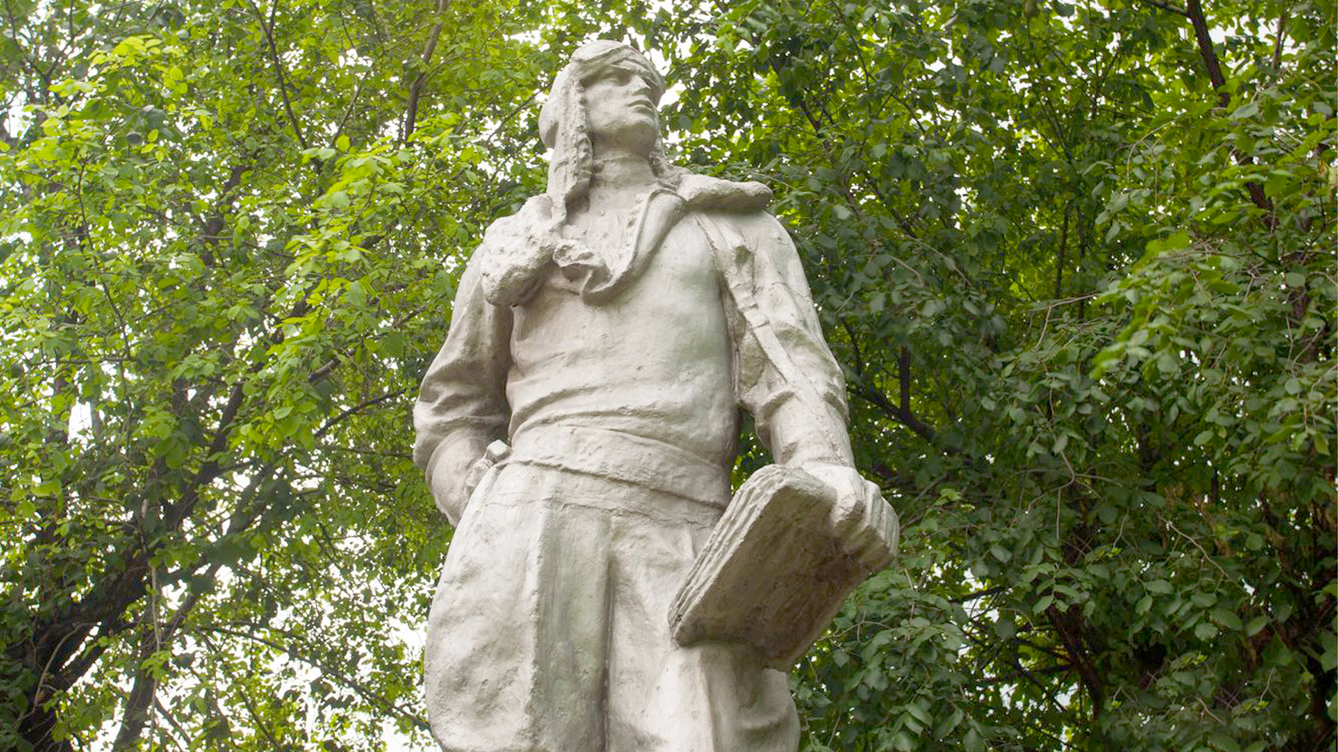 Памятник А. П. Маресьеву 